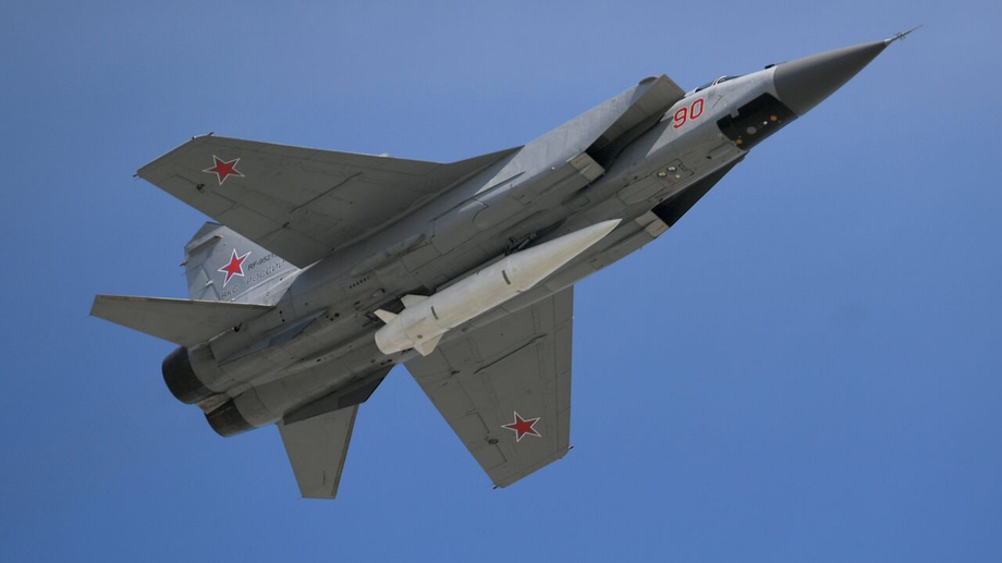 MiG-31K armado con un misil hipersónico "Kinzhal"