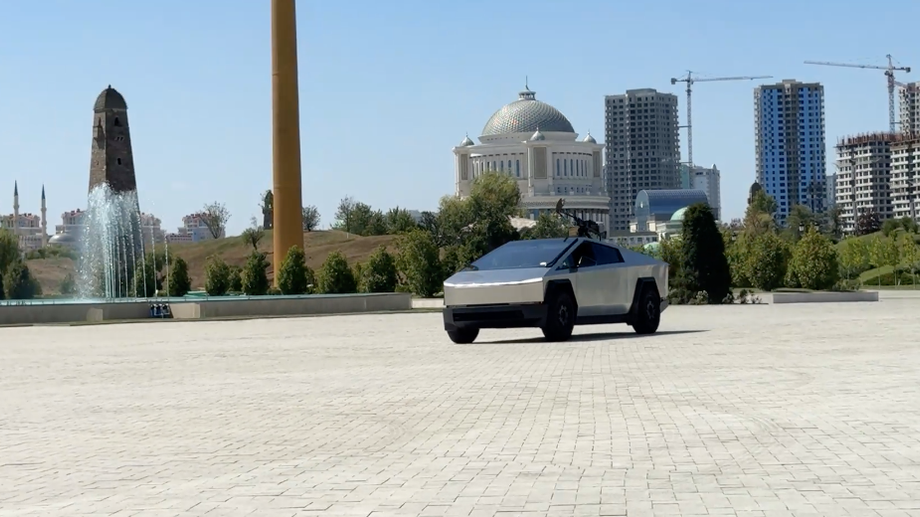 Tesla Cybertruck с пулемётом