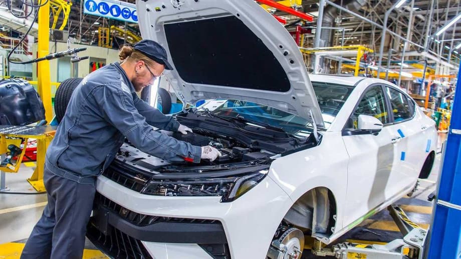 Ensamblaje del automóvil "Moskvich 6" en la planta "Moskvich"