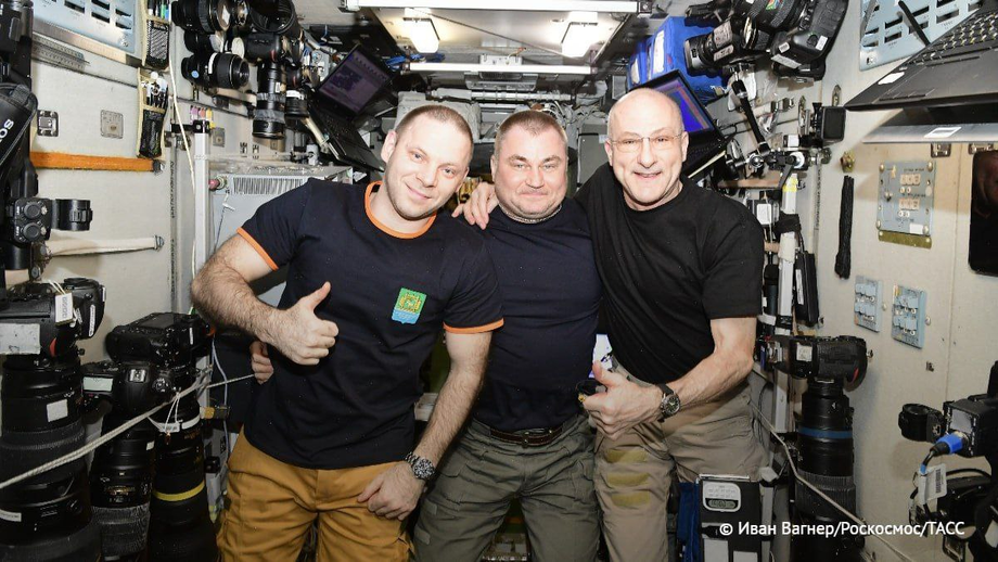 cosmonauta de Roscosmos Ivan Wagner, cosmonauta de Roscosmos Alexei Ovchinin, astronauta de la NASA Donald Pettit