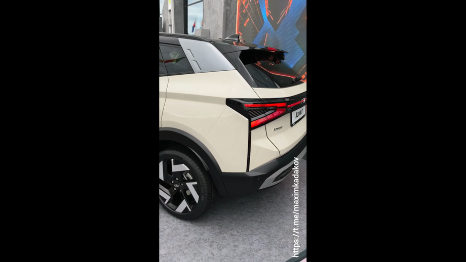 Две выемки сзади Lada Azimut