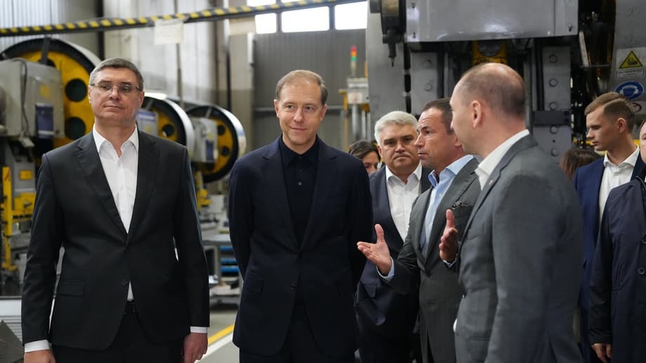El viceprimer ministro de la Federación Rusa, Denis Manturov, en el parque tecnológico «Rusklimat ICSEL»