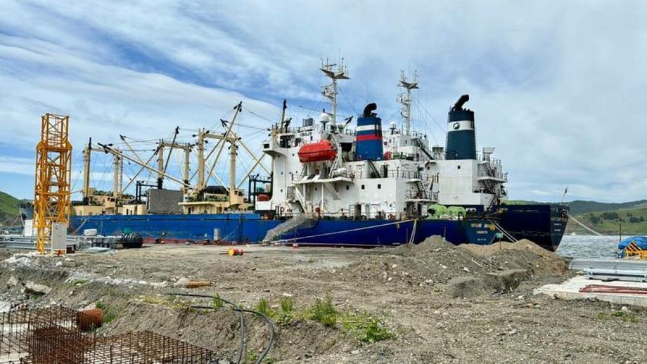 Buque pesquero en la planta de reparación naval "Ryibokombinat Ostrovnoy"