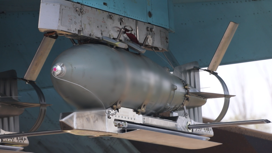 FAB-500T with UMPC module under the wing of a Su-34