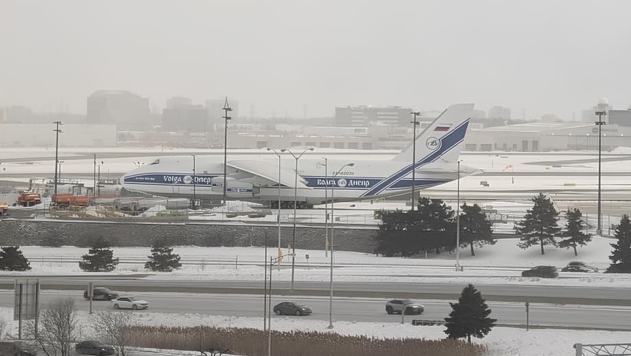 An-124-100 "Ruslan" en el aeropuerto de Toronto