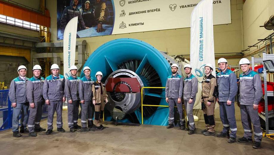 Employees of "Power Machines" with the GTE-170 turbine