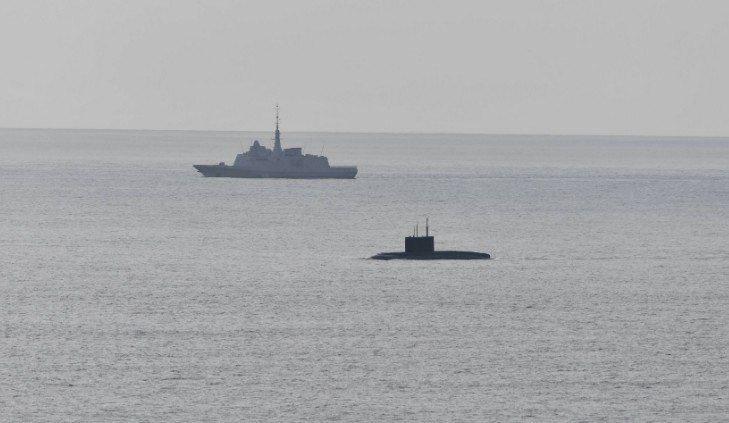 El submarino «Novorossiysk» del proyecto 636.3 acompañado por el remolcador «Yakov Grebelsky» cerca de la costa de Francia