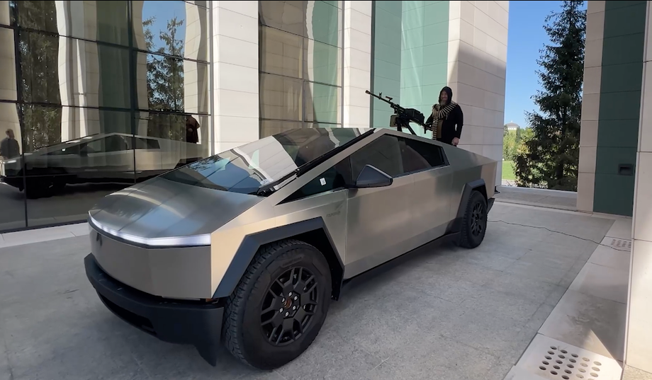 Tesla Cybertruck с пулемётом 