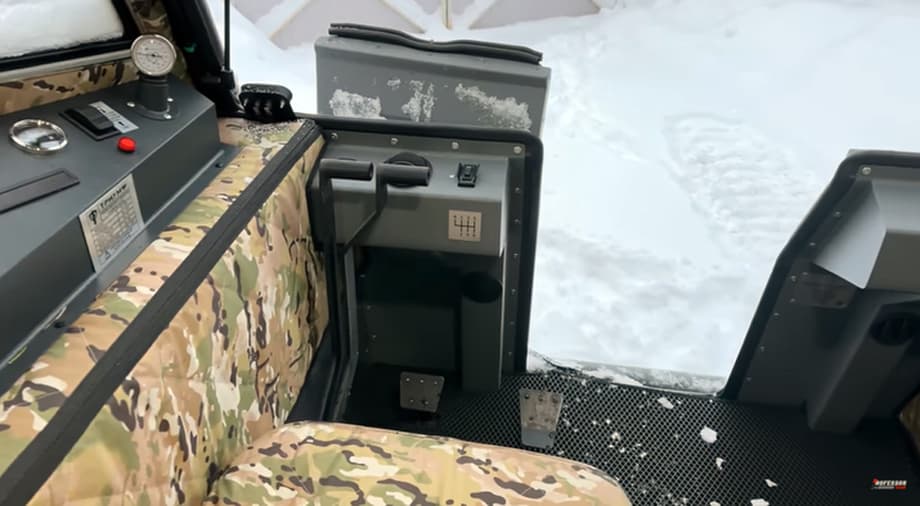 Вместо руля у вездехода - рычаги, которые направляют вездеход влево-вправо, если одновременно отжать оба рычага - сработают тормоза. Вид с водительского сиденья у вас будет примерно такой<br>