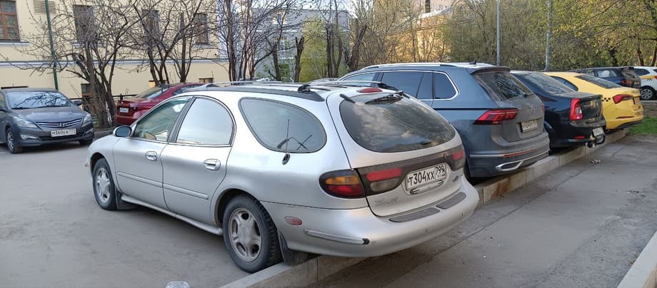 Car parking in the courtyard of a house in Moscow<br>