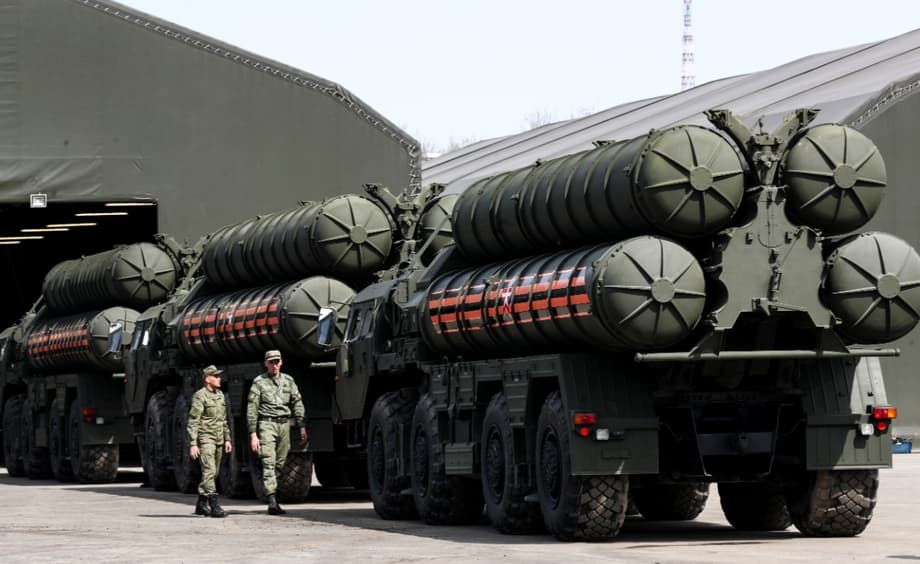 Lanzadores del sistema de misiles antiaéreos S-400 "Triunfo"