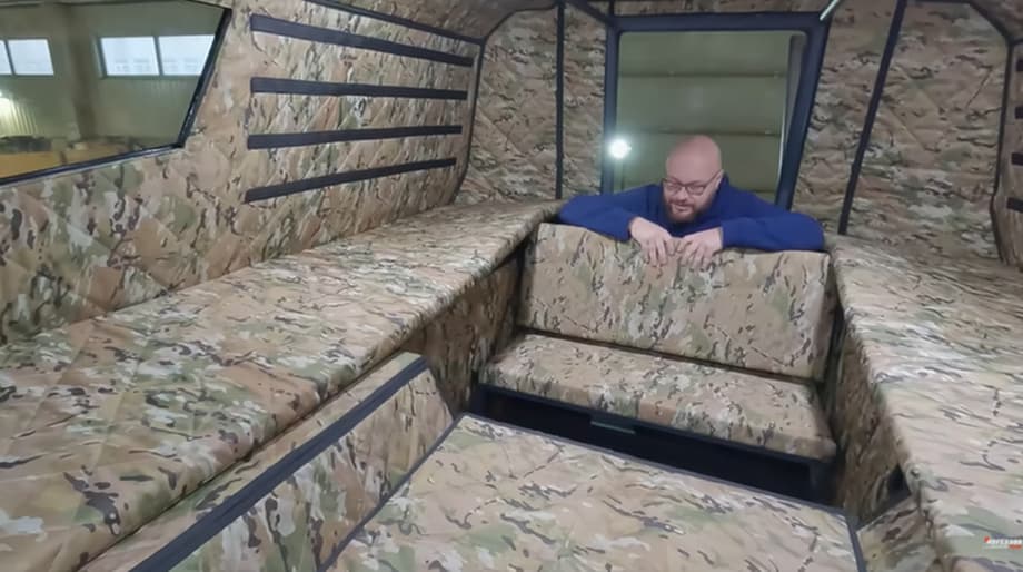 Есть и задняя новая скамейка, которая удобно складывается к капоту - там могут сесть два пассажира сверх комплекции вездехода