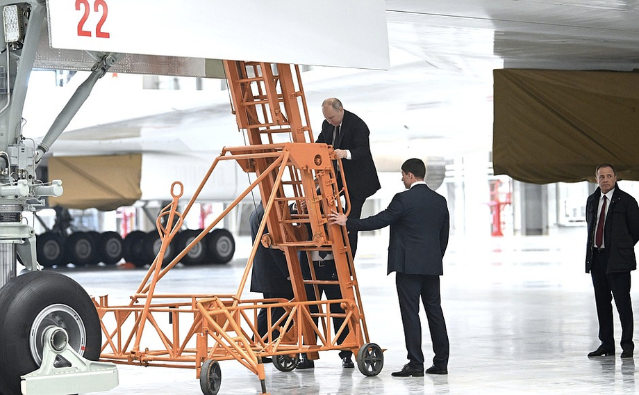 Durante la inspección, el presidente subió a bordo e incluso se sentó a los mandos del bombardero modernizado