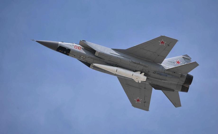  МиГ-31К с макетом гиперзвуковой ракеты «Кинжал» 