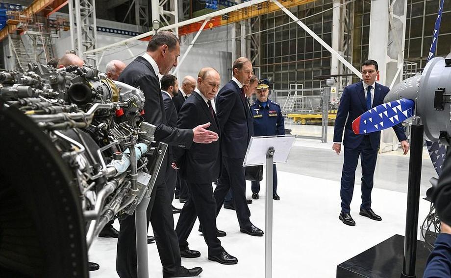 ODK engine builders presented Vladimir Putin with samples of their products