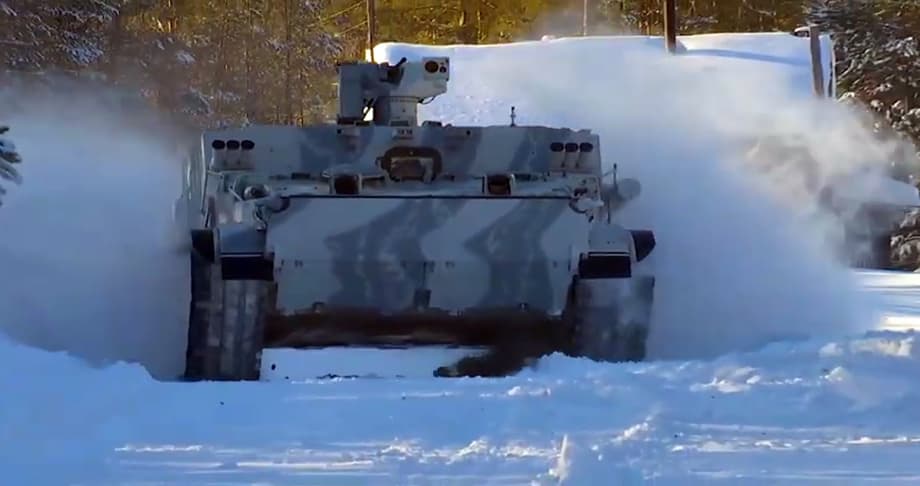 Арктический БТ-3Ф получил специальные гусеницы с уширителями, обеспечивающими пониженное давление на грунт. Это значительно повышает проходимость по снежной целине