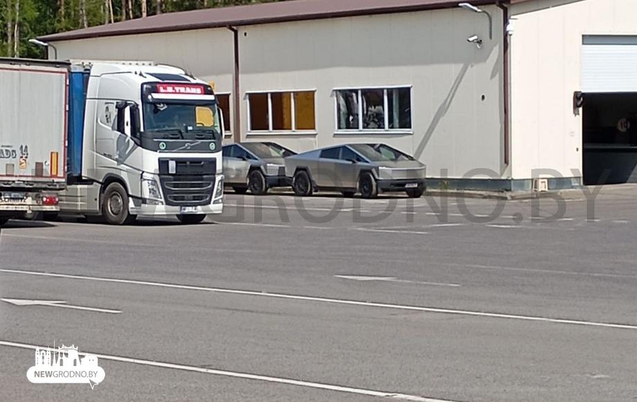 Две Tesla Cybertruck на литовской границе<br>