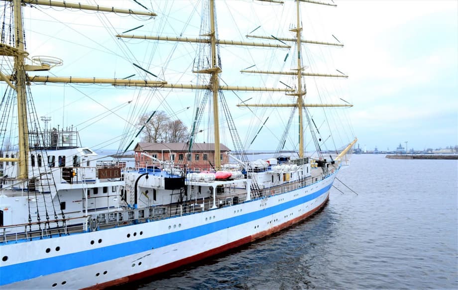 Sailing training vessel "Mir"