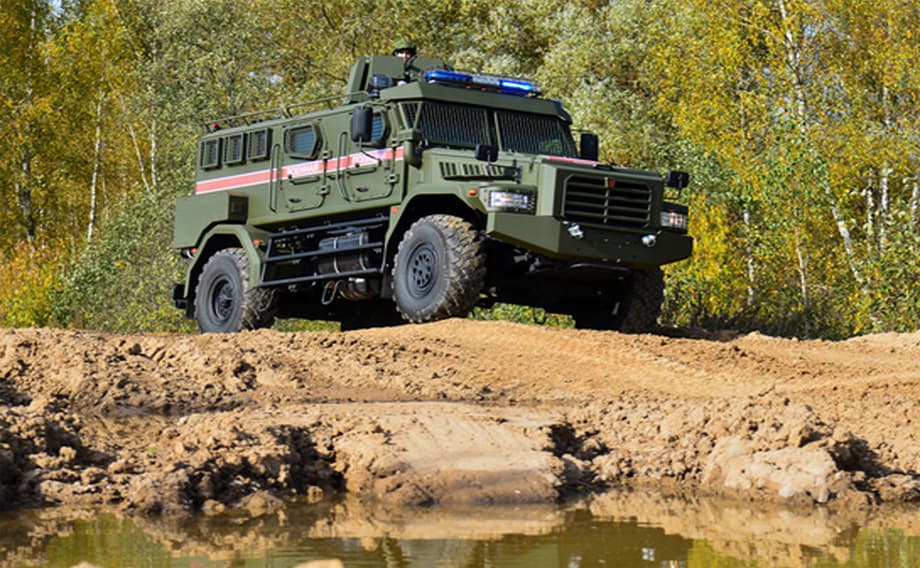 «Патруль» базируется на российском шасси двухосного вездехода КамАЗ-43502 и похож на бронированную капсулу, вместимость которой составляет девять военных