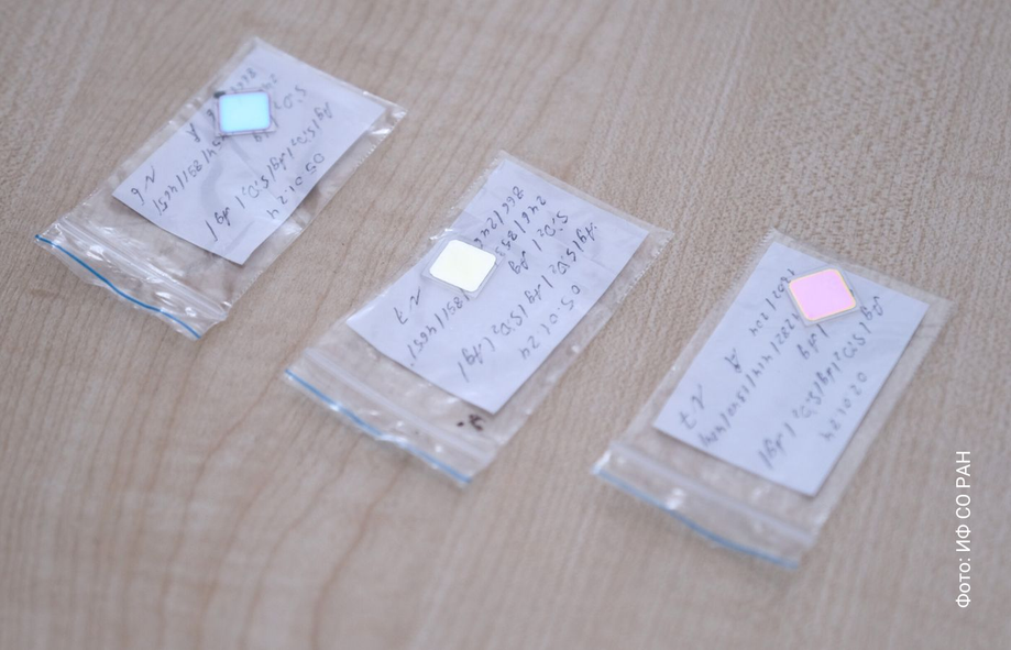 Optical filters that transmit colors of the visible spectrum