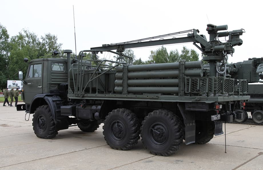 Транспортно-заряжающая машина 2Ф77М из состава ЗРПК 2К22М «Тунгуска-М»
