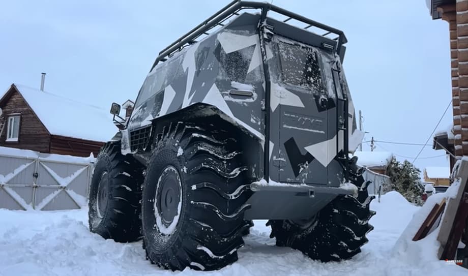 Сверху на вездеходе и сзади по бокам располагается модульный каркас с завода - можно забраться по лестнице и загрузить наверх палатки, печки, топливо и иную походную утварь