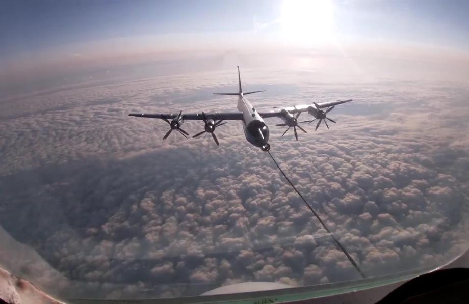 Ту-142 на дозаправке в воздухе