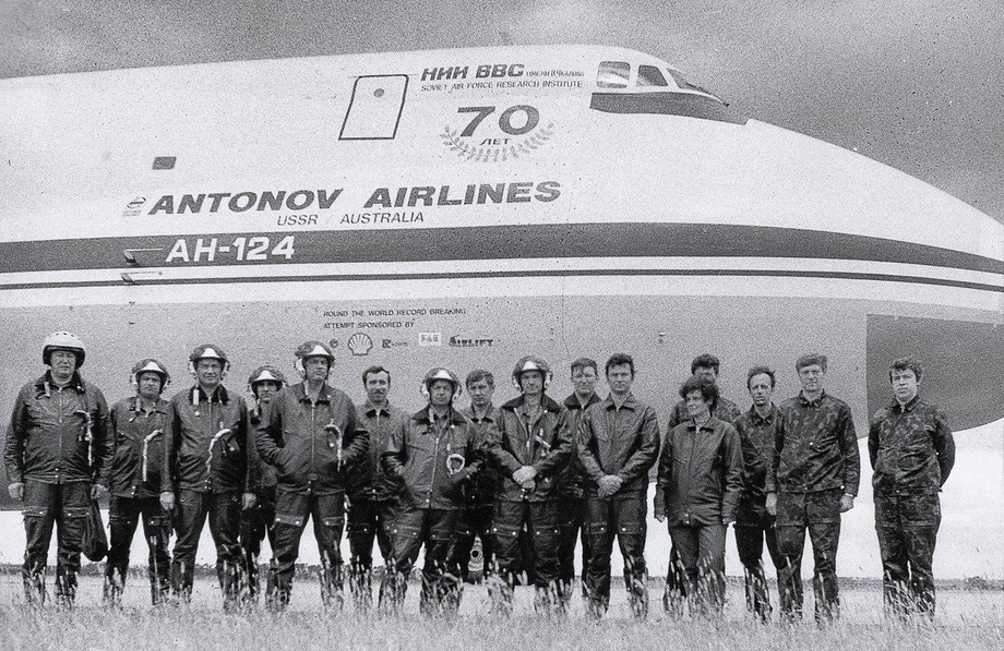 Участники кругосветного рейса на фоне самолёта Ан-124

