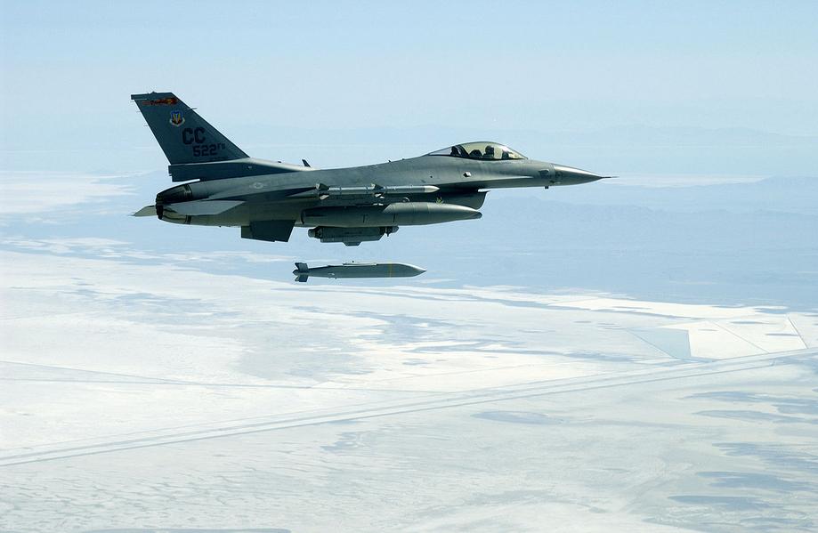 F-16 выпускает авиабомбу JSOW