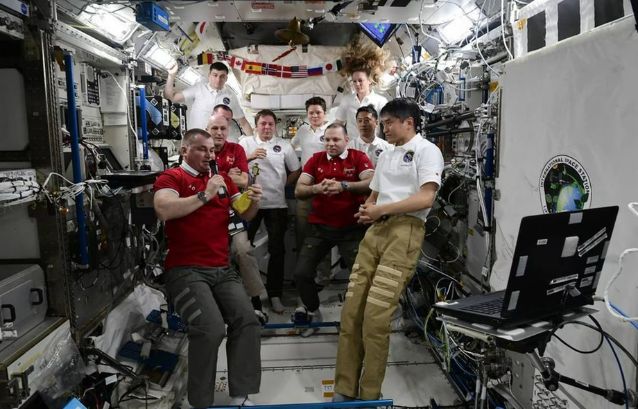 Алексей Овчинин, Иван Вагнер и Дональд Петтит передают ключ от МКС&nbsp;японскому астронавту Такуя Ониши