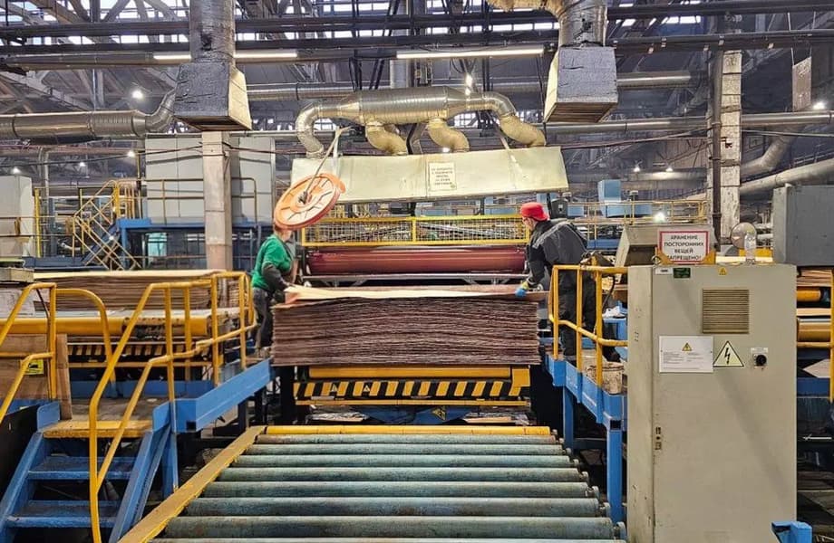 Nueva máquina para contrachapado gigante en la producción de «Sveza»