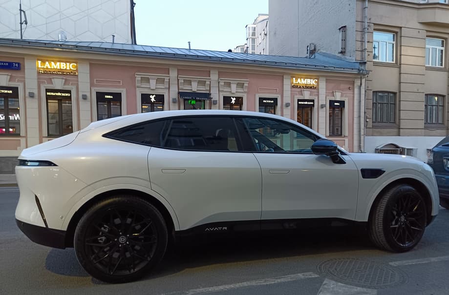 Automóvil de la marca Avatr en una calle de Moscú