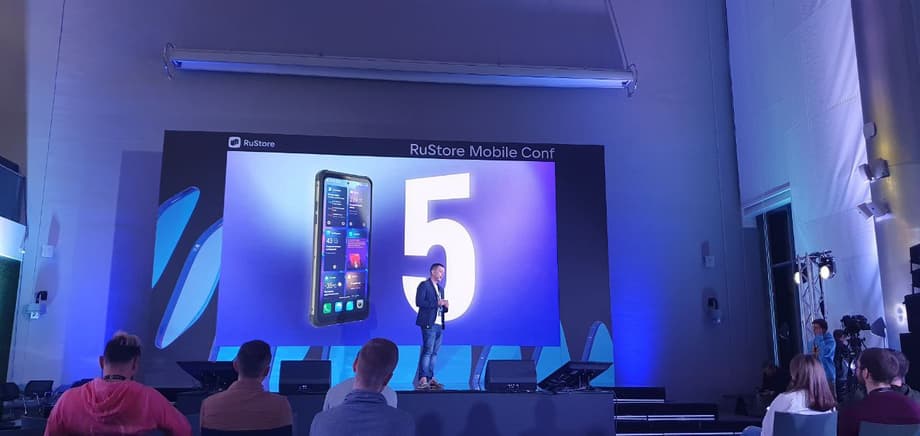 Alexander Konin, leading product manager of "Open Mobile Platform", on the stage of Rustore Mobile Conf talks about the principles of operation of the new OS<br>