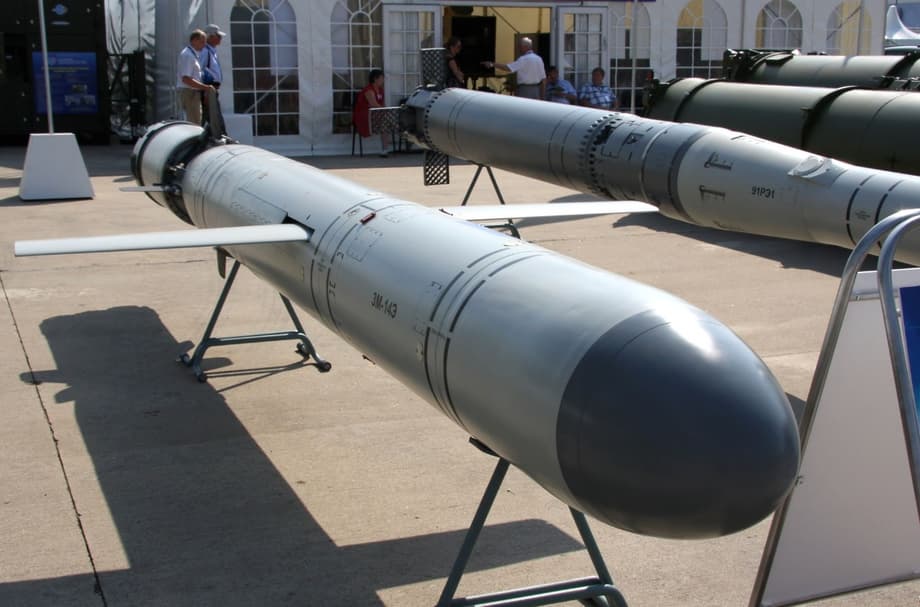 Ракеты 3М-14Э и 91РЭ1 (справа)