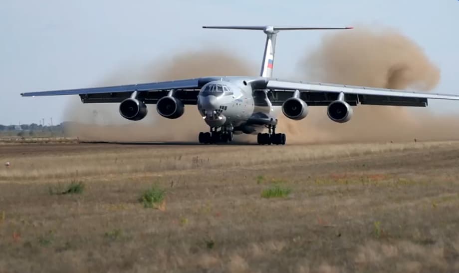 Опытный Ил-76МД-90А впервые взлетел с грунтовой взлетной полосы и на нее приземлился.<br>