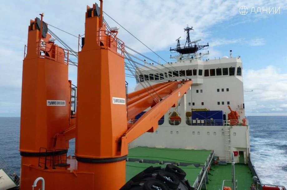 R/V "Academician Tryoshnikov"