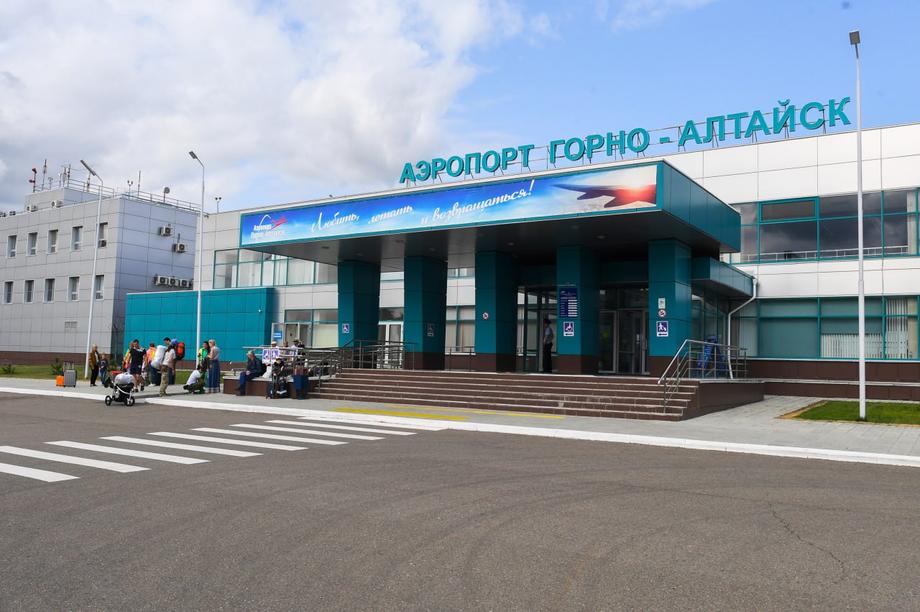 Entrada principal al aeropuerto de Gorno-Altaisk, el puerto aéreo se prepara para su reparación