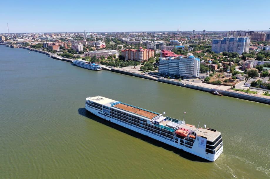 The "Pyotr Velikiy" ship of the PV300VD project