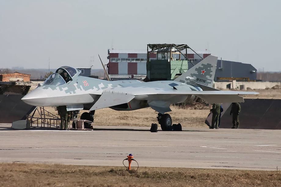 Фотографии двух истребителей Су-57 новой постройки появились в Сети