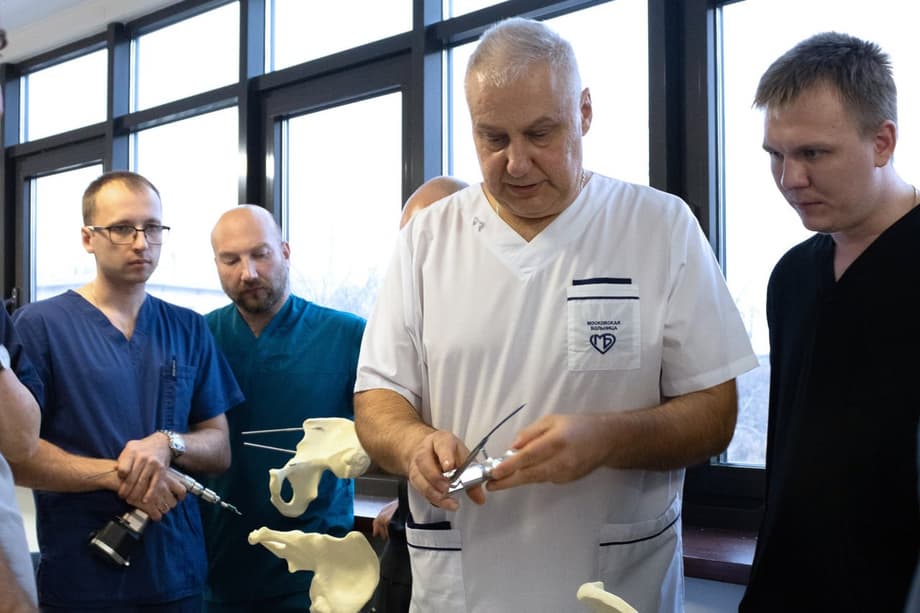 Demonstration of the implant from CITO