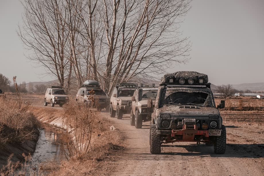 Dos LADA Niva (en primer plano) en el extranjero<br>