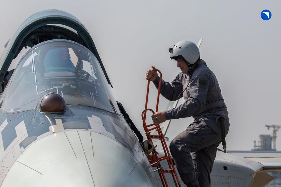 El piloto de pruebas Serguéi Bogdan sube a bordo del Su-57