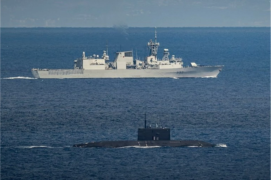 Фрегат HMCS Charlottetown класса Halifax Королевского военно-морского флота Канады и, предположительно, российская подводная лодка