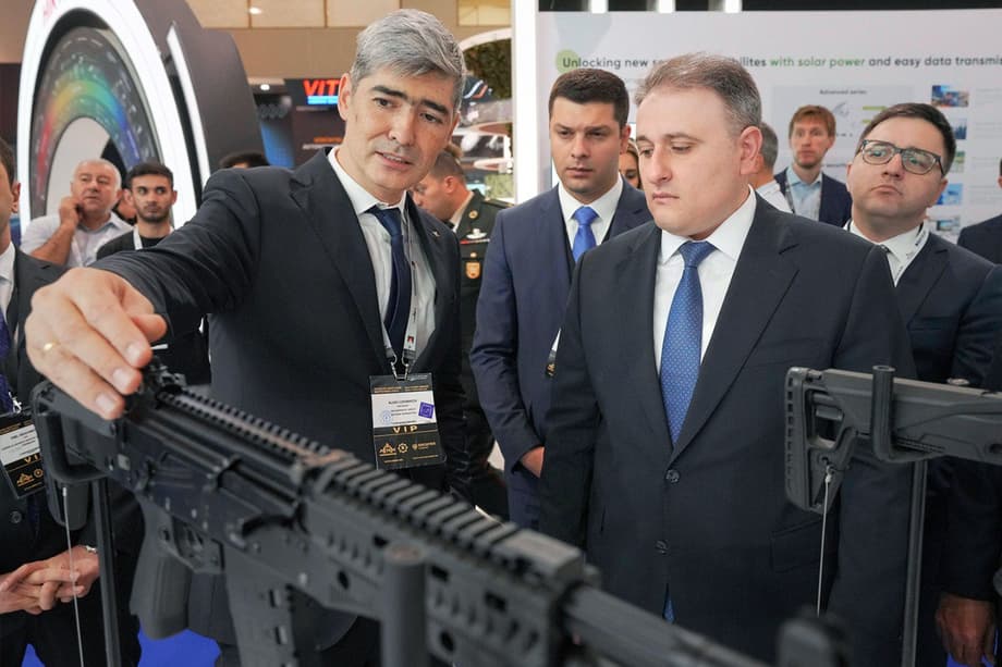 Министр оборонной промышленности Азербайджана Вугар Валех оглу Мустафаев осмотрел экспозицию «Калашникова»