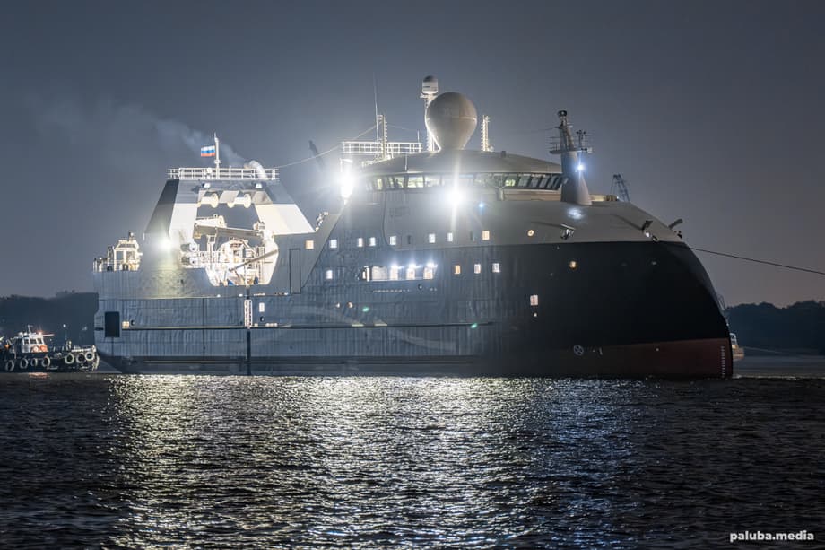 A distinctive external feature of the trawler is its Enduro Bow, which increases the seaworthiness of the vessel and the working space on it.