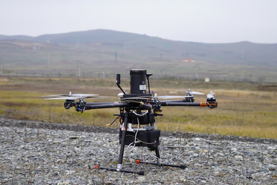 El dron, de tan solo 30 por 30 cm, soporta ráfagas de viento de hasta 25 m/s. Los drones más grandes no pueden hacer esto.