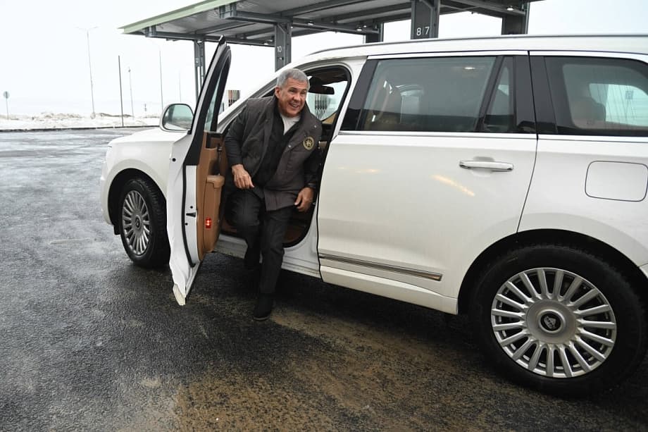 Head of Tatarstan Rustam Minnikhanov behind the wheel of Aurus&nbsp;