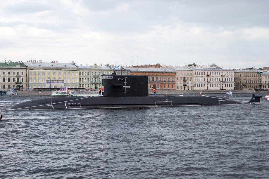 «Кронштадт» рассекает водную гладь в Санкт-Петербурге<br>