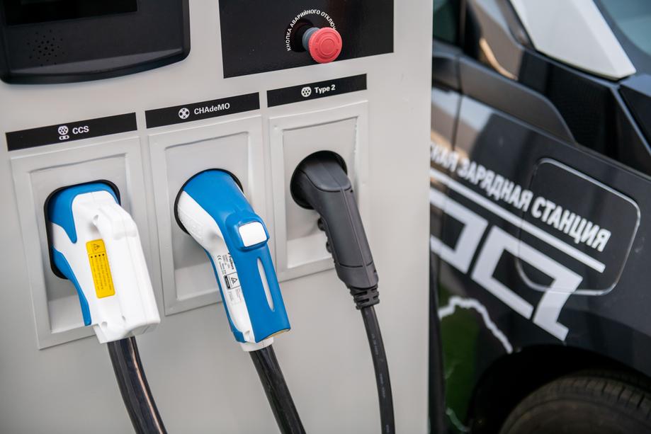 Charging station for electric vehicles