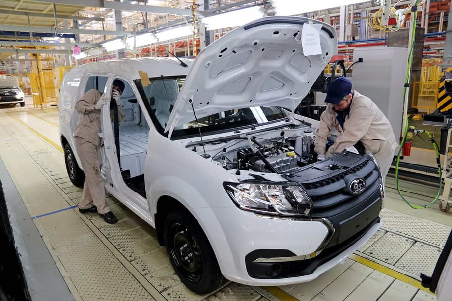 Сборка Lada Largus на заводе в Ижевске<br>